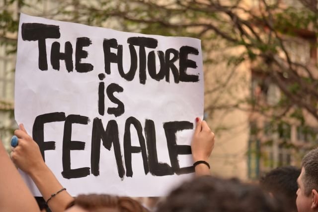 Perempuan Politik: Dari Simbol ke Substansi