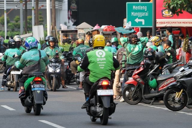 Bertaruh Asa dengan Algoritma Fitur “Grab Hemat”: Perlawanan Sunyi Pengemudi Ojol Perempuan