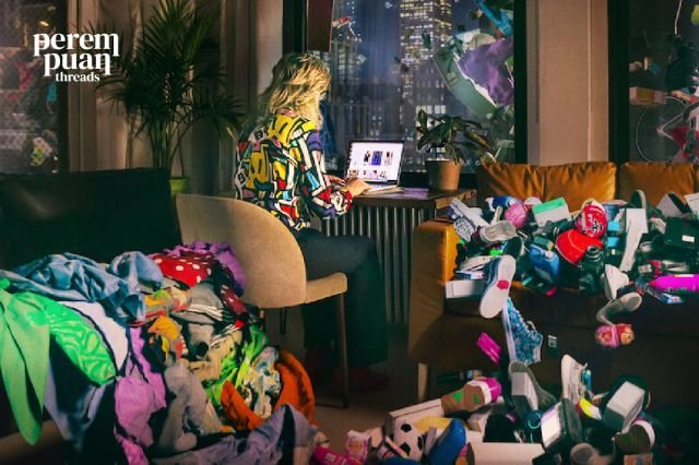 Perempuan dalam Jerat Konsumerisme: Ulasan Film Buy Now! The Shopping Conspiracy (2024)