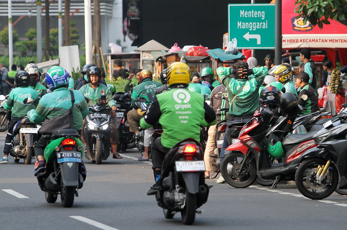 Bertaruh Asa dengan Algoritma Fitur “Grab Hemat”: Perlawanan Sunyi Pengemudi Ojol Perempuan