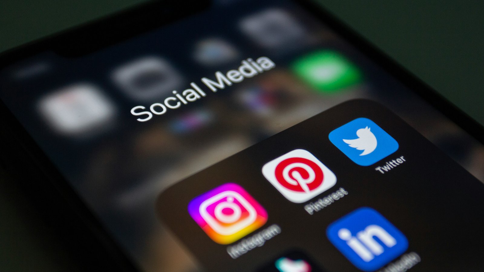 Menghadapi Komentar Negatif di Media Sosial: Panduan untuk Menjaga Kesehatan Mental