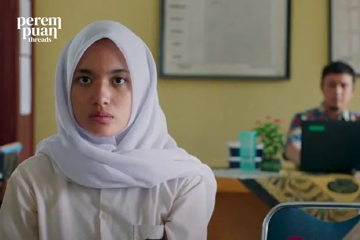 Yuni bersembunyi di balik tembok saat ada seseorang yang melamarnya